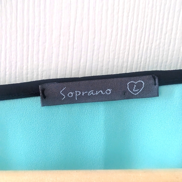 Flowy Strappy V-Neck Top - Picture 4 of 5